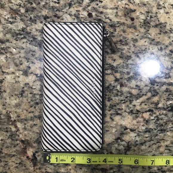 Coach wallet 3/4 zip - Picture 4 of 8